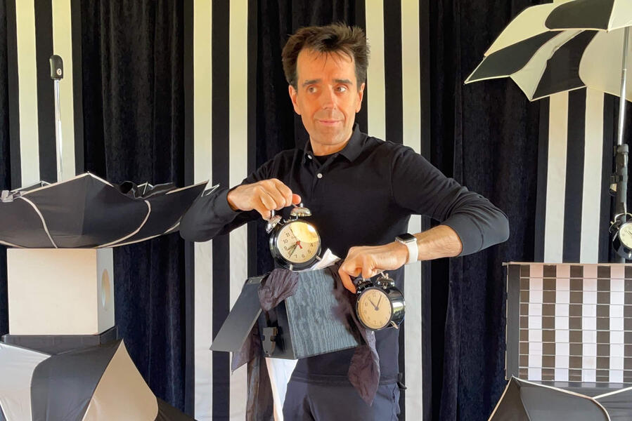 TacticOptik Spectacle en direct pour les centre de loisirs avec Monsieur Fred et tous ces accessoires, de magie et d'illusion d'optique pour des représentations dans le nord de la france.