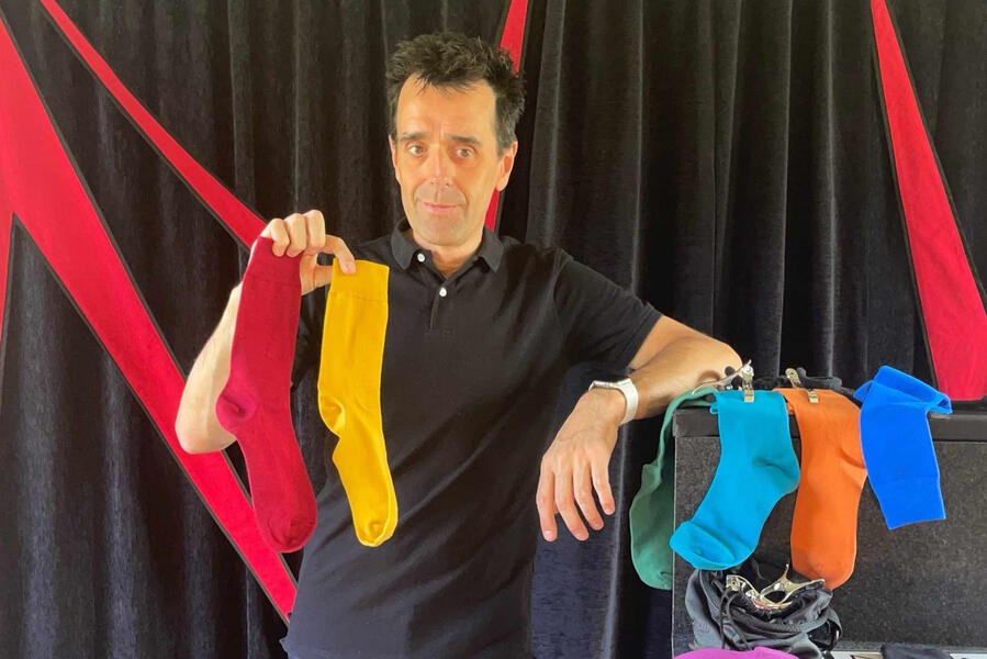 Spik Spakkk ! Monsieur Fred et son spectacle de magie Spik Spakkk ! avec ses musiques incroyable devant les enfants d'une médiathèque dans L'Eure.