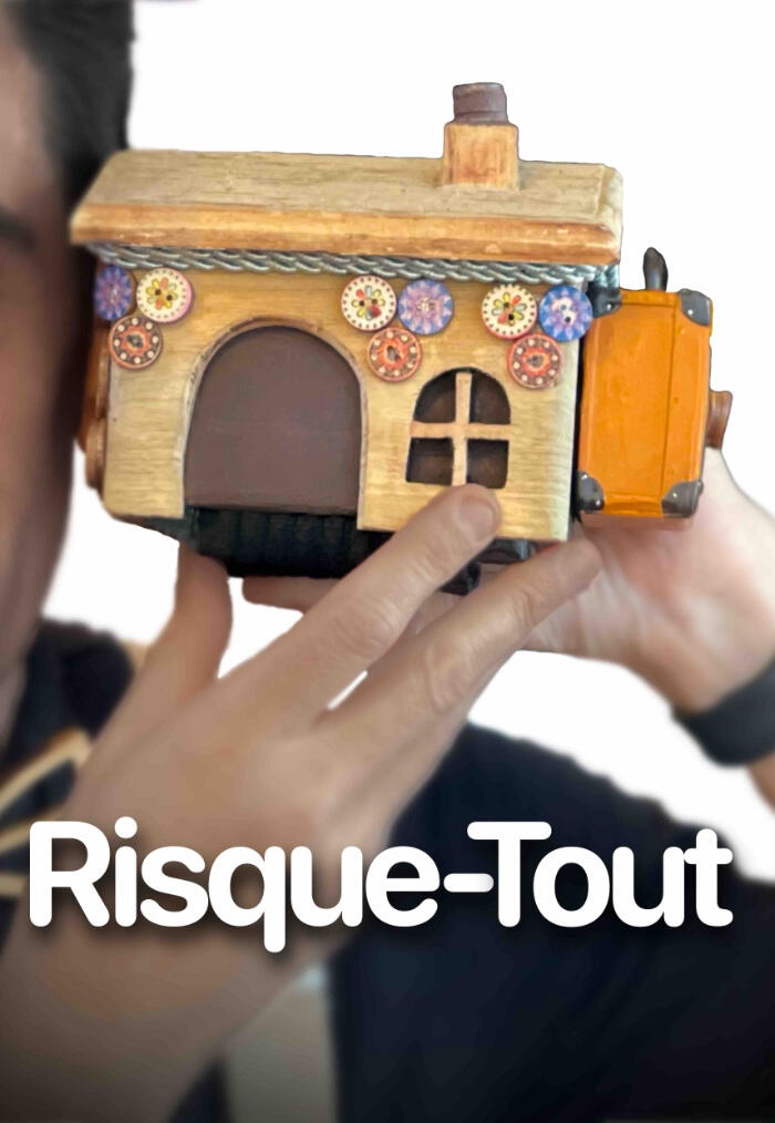 Risque-Tout Affiche du spectacle jeune public "J'me cache !, aventure collective de cache-cache avec son décor tout en bois.